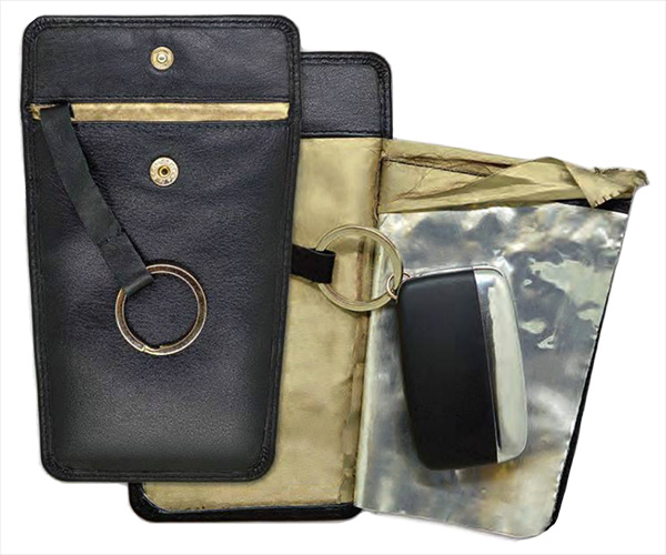 KeylessGo-Schutz Keysafe Tasche aus echtem Leder, geöffnet im Querschnitt mit geprüften Schutzfolien