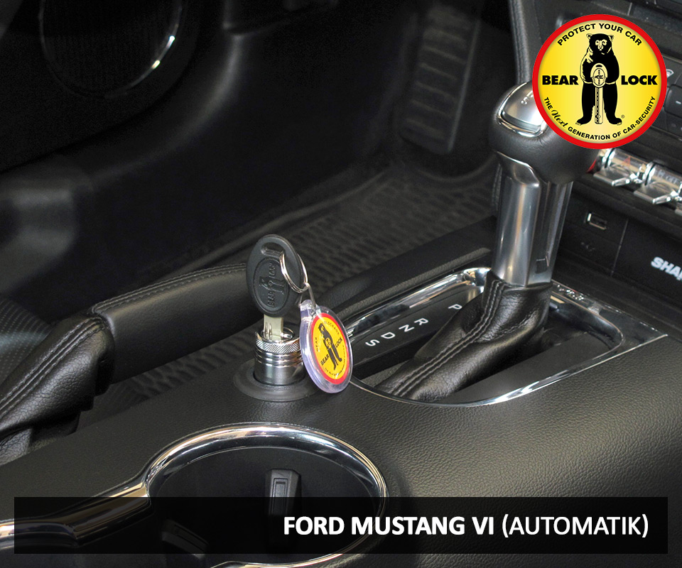 Schalthebelsperre (mechanische Gangschaltungssperre) von Bear-Lock, montiert, eingebauter Zustand im Ford Mustang VI (Automatikgetriebe), mit Schlüssel und Schlüsselanhänger