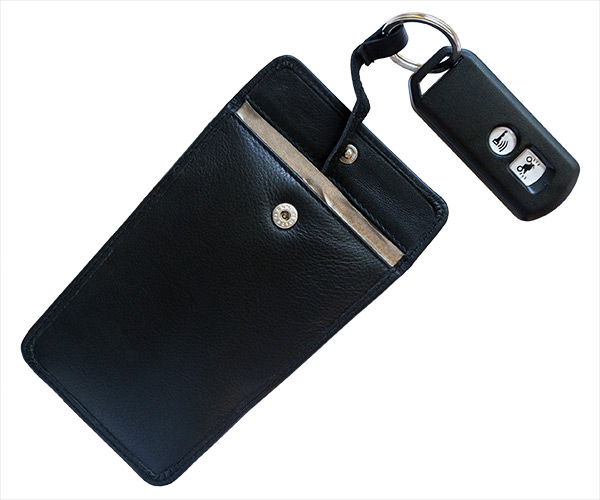 KeylessGo-Schutz Keysafe Tasche aus echtem Leder mit Schlüsselring und Beispiel-Autoschlüssel