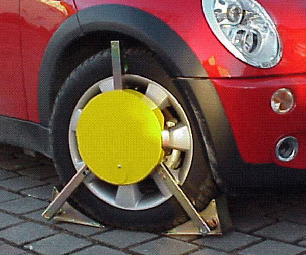 Park-/Radkralle 2000 Universal (Autokralle, Falschparker) von MEM (Mast-Eurokrallen-München), am Reifen/Rad eines roten Minis montiert
