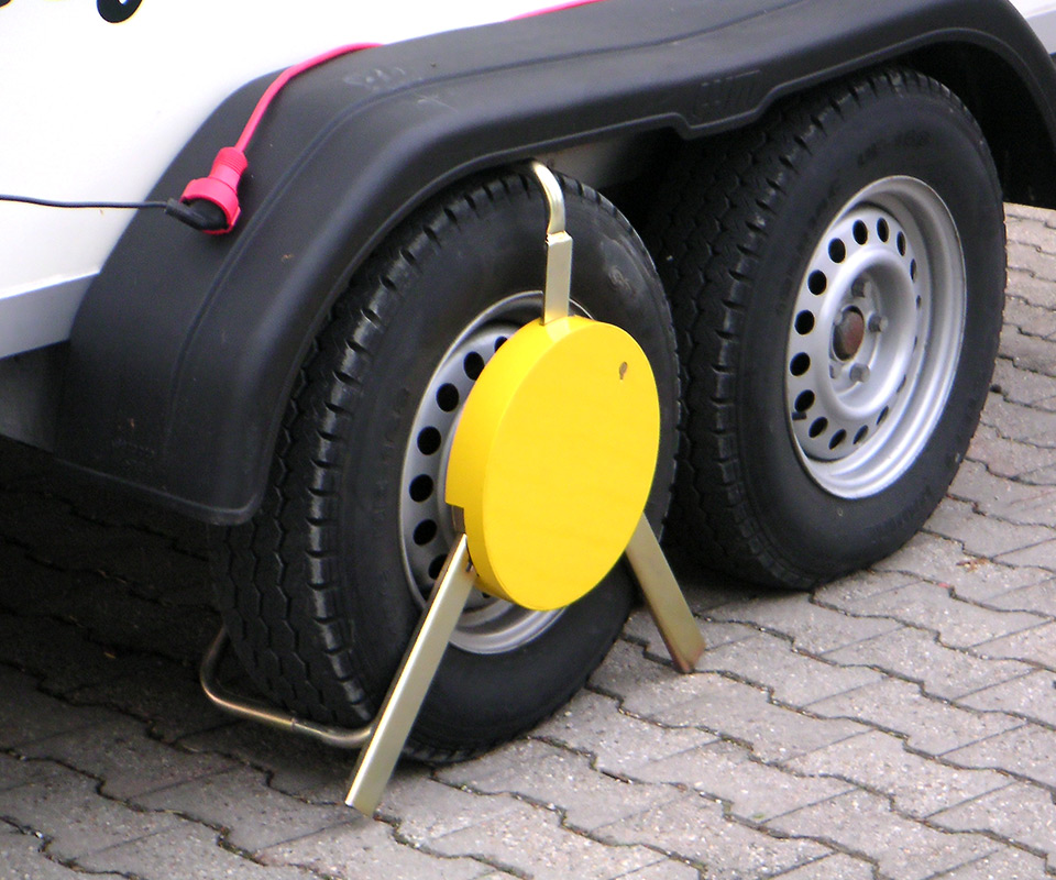 Park-/Radkralle A 2004 (Autokralle, Falschparker) von MEM (Mast-Eurokrallen-München), am Reifen/Rad eines Anhängers mit zwei Achsen montiert