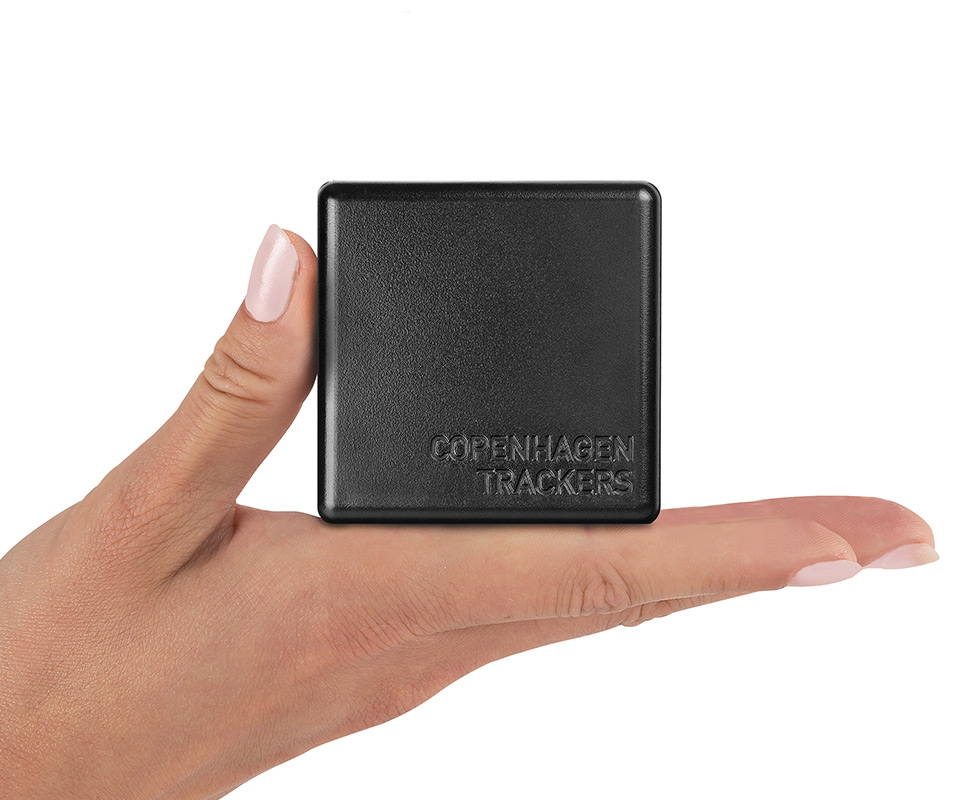 GPS-Tracker Cobblestone von CPH Trackers mit Smartphone App (handliches Gerätemodul einzeln, kleine Größe auf Handfläche demonstriert)