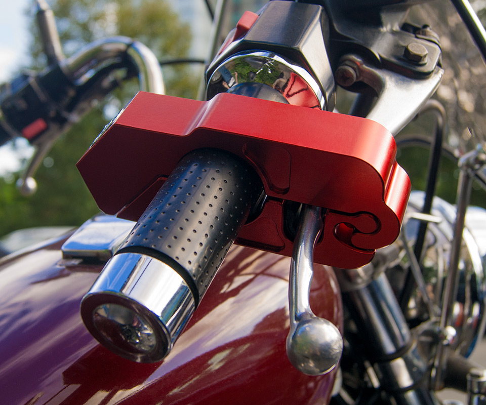 Motorradsperre Brake-Lock in rot an einem Motorradlenker befestigt