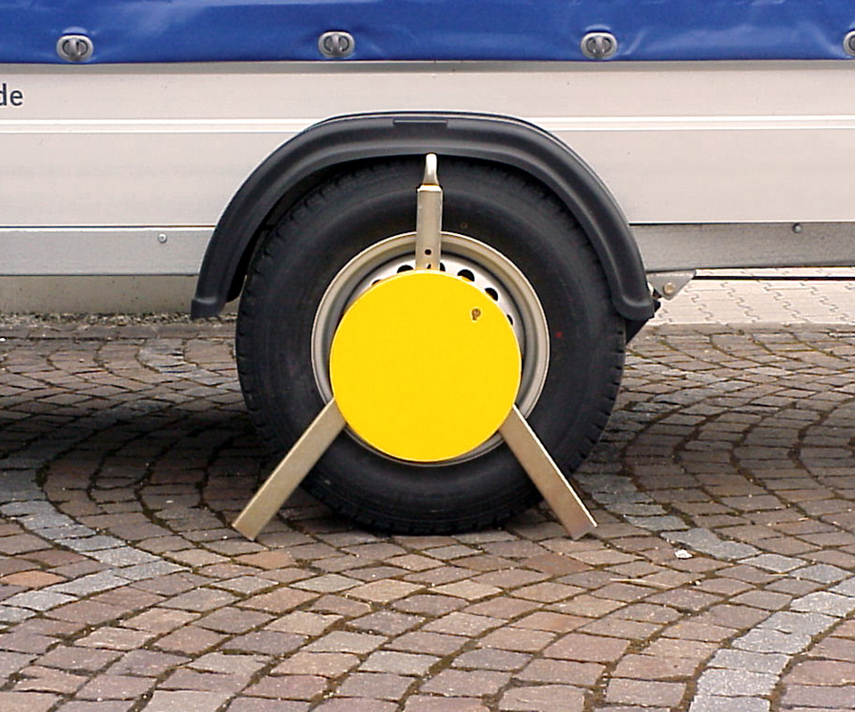 Park-/Radkralle A 2004 (Autokralle, Falschparker) von MEM (Mast-Eurokrallen-München), am Reifen/Rad eines Anhängers mit Abdeckplane montiert
